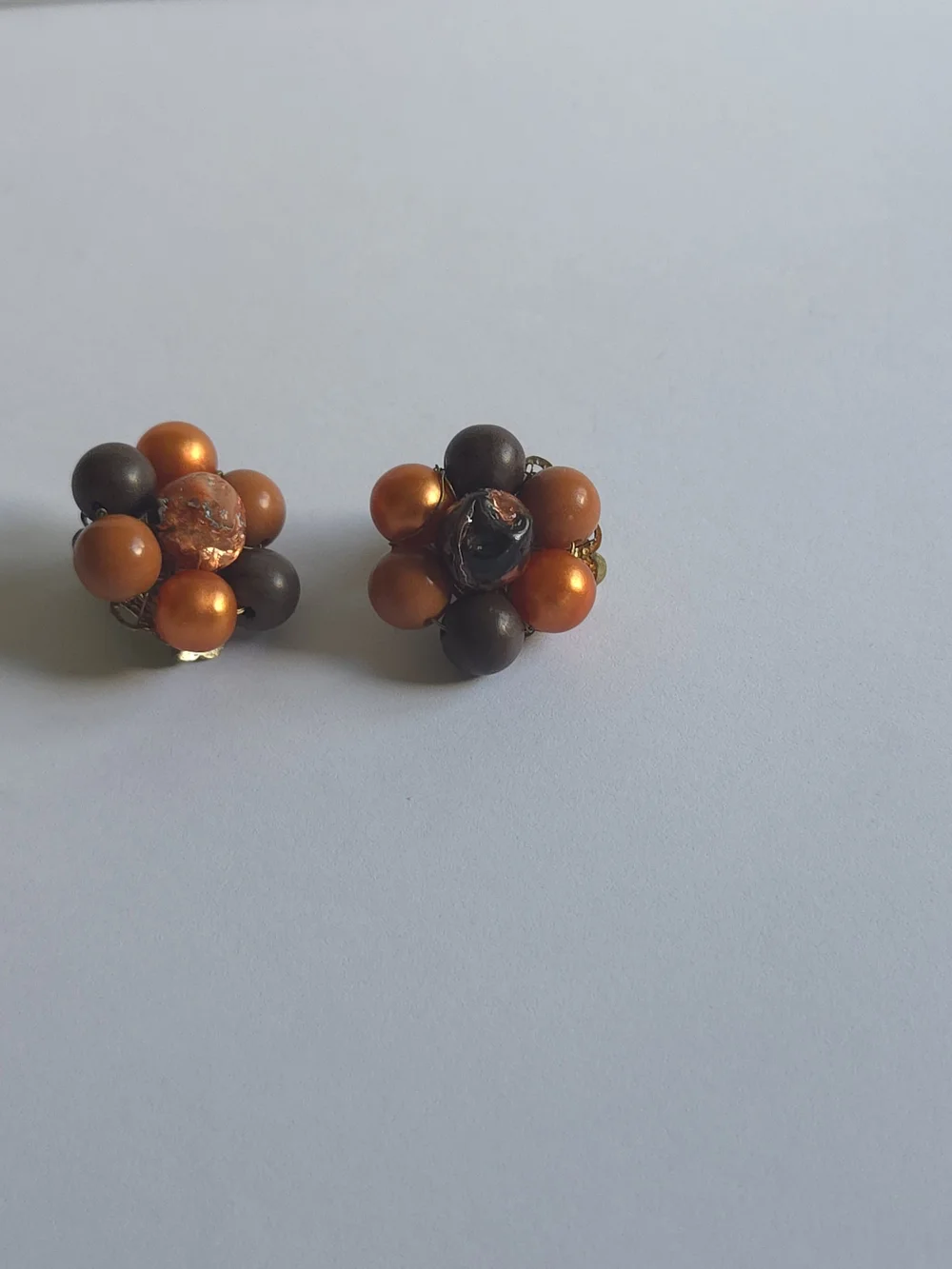 Vintage 1950s Japan Orange Brown Bead Cluster Clip On Earrings Autumn Foil - Picture 2 of 10